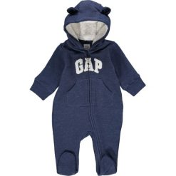 Śpioszki dresowe w kolorze granatowym. Niebieskie śpiochy niemowlęce Gap Kids, z aplikacjami, z dresówki. W wyprzedaży za 67,95 zł.