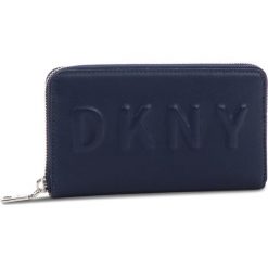 Duży Portfel Damski DKNY - Tilly Lg Zip Around R74QV103 Navy NVY. Niebieskie portfele damskie DKNY, bez wzorów, ze skóry ekologicznej. W wyprzedaży za 339,00 zł.
