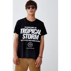 Czarna koszulka z białym napisem „Tropical Storm”. Czarne koszulki męskie Pull&Bear, m, z napisami, bez kołnierzyka, z krótkim rękawem, krótkie. Za 34,90 zł.
