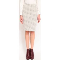SPÓDNICA REGULARNA DAMSKA WE WZORY. Brązowe spódniczki damskie Top Secret, na co dzień, bez wzorów, eleganckie, ołówkowe. W wyprzedaży za 39,99 zł.