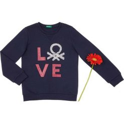 Bluza w kolorze granatowo-czerwonym. Czerwone bluzy niemowlęce Benetton Kids, bez wzorów, bez rękawów, bez kaptura. W wyprzedaży za 42,95 zł.