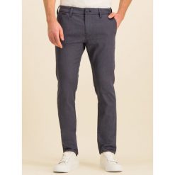 Spodnie materiałowe Guess Daniel M01B29 WCMB0. Niebieskie jeansy męskie Guess, m, z aplikacjami, z elastanu. W wyprzedaży za 329,00 zł.