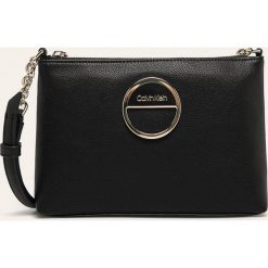 Calvin Klein - Torebka. Czarne listonoszki damskie Calvin Klein, w paski, z poliesteru, na ramię, małe, z aplikacjami. Za 399,90 zł.