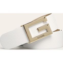 Guess Jeans - Pasek. Białe paski damskie Guess Jeans, w paski, z poliesteru. W wyprzedaży za 149,90 zł.