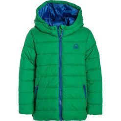 Benetton Kurtka zimowa green. Zielone kurtki męskie Benetton, na zimę, z poliesteru. W wyprzedaży za 126,75 zł.