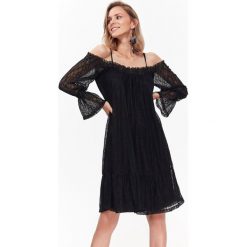 ELEGANCKA SUKIENKA KORONKOWA Z ODKRYTYMI RAMIONAMI. Czarne sukienki damskie koktajlowe marki Top Secret, na lato, w koronkowe wzory, z koronki, na ramiączkach, z odkrytymi ramionami. W wyprzedaży za 59,99 zł.