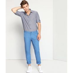 Koszula długi rękaw męska slim fit. Niebieskie koszule męskie Top Secret, na zimę, m, bez wzorów, z bawełny, bez kołnierzyka, z długim rękawem. W wyprzedaży za 49,99 zł.