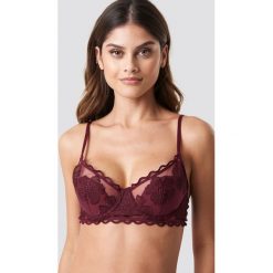 NA-KD Lingerie Biustonosz z kwiatowym haftem - Red. Czerwone biustonosze NA-KD Lingerie, z haftami, z materiału. Za 92,95 zł.