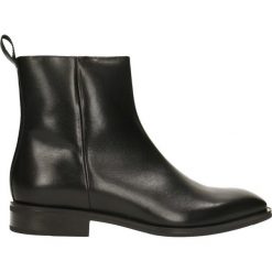Botki AKANE. Czarne botki damskie Gino Rossi, ze skóry, eleganckie, bez obcasa, bez zapięcia. Za 299,90 zł.