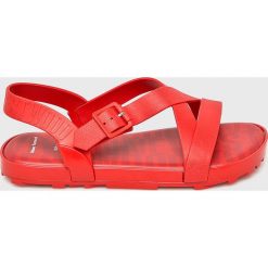 Melissa - Sandały M.32455.52248. Czerwone klapki damskie Melissa, bez wzorów, z materiału, bez obcasa, na obcasie. W wyprzedaży za 319,90 zł.