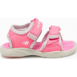 New Balance - Sandały dziecięce Poolside. Różowe sandały dziewczęce New Balance, z gumy, bez zapięcia. W wyprzedaży za 69,90 zł.