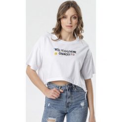 Biały T-shirt Ethimelle. Białe bluzki damskie Born2be, s, z haftami, bez kołnierzyka, z krótkim rękawem. Za 49,99 zł.