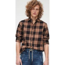 Krótkie jeansowe joggery - Niebieski. Niebieskie spodnie męskie Cropp, m, bez wzorów, z jeansu, krótkie. Za 129,99 zł.