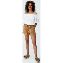 Gładkie spodenki paperbag. Brązowe szorty damskie Pull&Bear, bez wzorów. Za 69,90 zł.