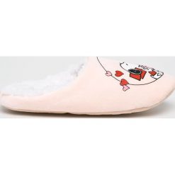 Etam - Kapcie. Różowe kapcie damskie Etam, z materiału. Za 59,90 zł.