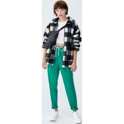 Kurtka ze sztucznego futerka w kratę. Szare kurtki damskie Pull&Bear, bez wzorów, bez kaptura. Za 139,00 zł.