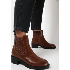 Camelowe Botki Berintarish. Brązowe botki damskie Born2be, bez obcasa, na obcasie, bez zapięcia. Za 129,99 zł.