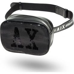 NERKA Armani Exchange. Czarne nerki damskie Armani Exchange, w paski, ze skóry ekologicznej, z nadrukiem, bez dodatków. Za 449,00 zł.