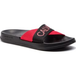 Klapki CALVIN KLEIN - Slide KW0KW00722 061. Czerwone klapki damskie Calvin Klein, bez wzorów, z tworzywa sztucznego, bez obcasa. Za 129,00 zł.