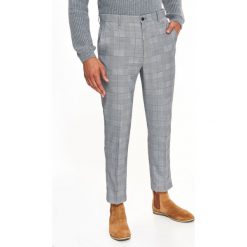 Spodnie męskie slim w kratę. Szare spodnie garniturowe męskie Top Secret, bez wzorów, eleganckie. W wyprzedaży za 59,99 zł.