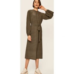 Answear - Sukienka. Sukienki damskie ANSWEAR, na co dzień, s, w kwiaty, z poliesteru, casualowe, ze stójką, z długim rękawem, długie, midi, proste. Za 139,90 zł.