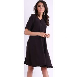 Sukienka w kolorze grafitowym. Szare sukienki damskie Jesienny butik, xs, bez wzorów, z dekoltem na plecach, bez rękawów, midi, rozkloszowane. W wyprzedaży za 169,95 zł.