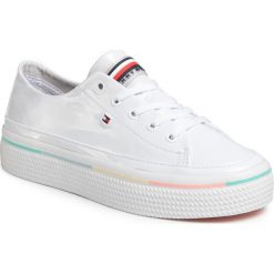 Tenisówki TOMMY HILFIGER - Striped Platform Sneaker FW0FW04710 White YBS. Białe półbuty damskie TOMMY HILFIGER, bez wzorów, z gumy, bez zapięcia. Za 449,00 zł.