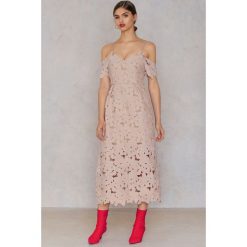 NA-KD Boho Koronkowa sukienka z wycięciami na ramionach - Pink. Różowe sukienki boho marki NA-KD Boho, z haftami, z koronki, z dekoltem na plecach. W wyprzedaży za 78,89 zł.
