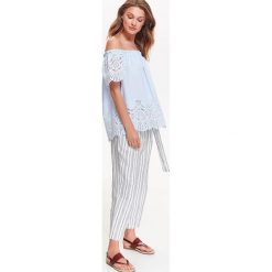 HAFTOWANA BLUZKA Z ODKRYTYMI RAMIONAMI W STYLU JESSICA MERCEDES. Szare bluzki z odkrytymi ramionami marki Top Secret, z haftami, eleganckie. Za 64,99 zł.