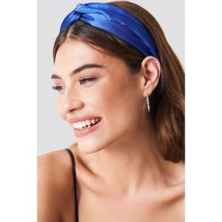 NA-KD Accessories Satynowa opaska do włosów - Blue. Niebieskie ozdoby do włosów marki NA-KD Accessories. W wyprzedaży za 16,00 zł.