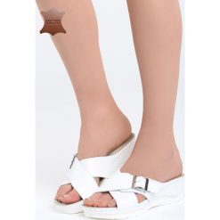 Białe Skórzane Klapki Sunscreen. Białe klapki damskie Born2be, z materiału, na koturnie. Za 99,99 zł.
