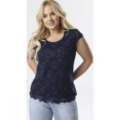 Granatowa Bluzka Clymeni. Niebieskie bluzki damskie Born2be, xl, bez wzorów, bez kołnierzyka, bez rękawów. W wyprzedaży za 49,99 zł.