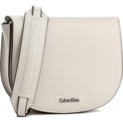 Torebka CALVIN KLEIN BLACK LABEL - Metropolitan Saddle K60K603781 908. Brązowe listonoszki damskie marki Calvin Klein Black Label. W wyprzedaży za 309,00 zł.