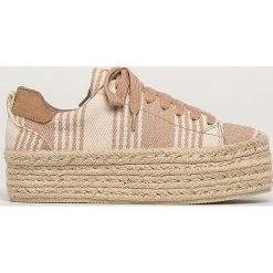 Corina - Espadryle. Czerwone espadryle damskie Corina, bez wzorów, z materiału, bez obcasa, na obcasie. W wyprzedaży za 99,90 zł.