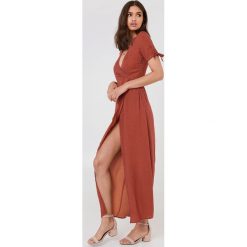 FAYT Sukienka Theodore - Copper. Szare sukienki damskie FAYT, bez wzorów, z tkaniny, bez kołnierzyka, z krótkim rękawem, krótkie, mini, kopertowe. Za 220,95 zł.