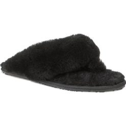 Kapcie EMU AUSTRALIA - Tova W10105 Black. Czarne klapki damskie EMU Australia, bez wzorów, z wełny, bez obcasa. W wyprzedaży za 199,00 zł.