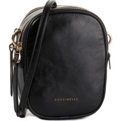 Torebka COCCINELLE - EEA Vague E1 EEA 55 01 01 Noi 001. Czarne listonoszki damskie Coccinelle, na co dzień, bez wzorów, ze skóry, eleganckie, bez dodatków. W wyprzedaży za 729,00 zł.