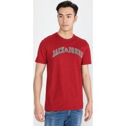 Jack & Jones Blu. Koszulka Czerwony. Czerwone podkoszulki męskie Jack & Jones, l, z nadrukiem, z bawełny, z krótkim rękawem. Za 64,95 zł.