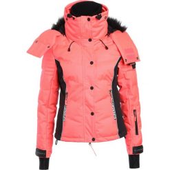 Superdry SNOW PUFFER Kurtka snowboardowa fluro coral/black. Czerwone kurtki sportowe damskie Superdry, s, z materiału. W wyprzedaży za 871,20 zł.