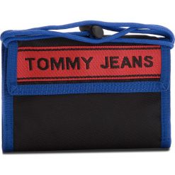 Duży Portfel Męski TOMMY JEANS - Tj Logo Tape Crossov AU0AU00258 902. Czerwone portfele męskie Tommy Jeans, bez wzorów, z jeansu. W wyprzedaży za 149,00 zł.