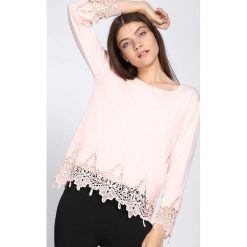 Łososiowy Sweter Never Come. Czerwone swetry klasyczne damskie Born2be, l, z koronki, z okrągłym kołnierzem. Za 79,99 zł.