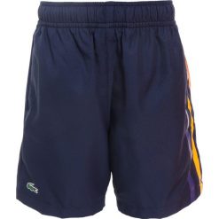 Lacoste Sport TENNIS SHORT Krótkie spodenki sportowe marine/marino/bouton. Niebieskie spodenki chłopięce Lacoste Sport, z materiału, marine. Za 219,00 zł.
