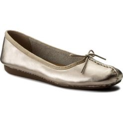 Baleriny CLARKS - Freckle Ice 261326624 Gold Metallic. Żółte baleriny damskie marki Clarks, ze skóry. W wyprzedaży za 199,00 zł.
