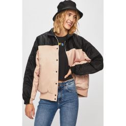 Adidas Originals - Kurtka. Różowe kurtki damskie adidas Originals, bez wzorów, z poliesteru, krótkie, bez kaptura. W wyprzedaży za 539,90 zł.