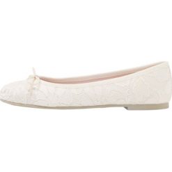 Pretty Ballerinas SCARLET Baleriny beige. Białe baleriny damskie marki Pretty Ballerinas, bez wzorów, ze skóry, bez obcasa. W wyprzedaży za 408,85 zł.