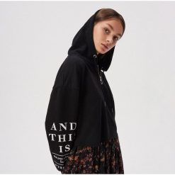 Krótka bluza z kapturem - Czarny. Czarne bluzy damskie Sinsay, s, bez wzorów, z krótkim rękawem, krótkie, z kapturem. W wyprzedaży za 39,99 zł.