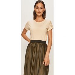 Jacqueline de Yong - T-shirt. Pomarańczowe bluzki damskie Jacqueline de Yong, s, bez wzorów, z bawełny, casualowe, z okrągłym kołnierzem. W wyprzedaży za 49,90 zł.