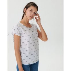 Bluzka z wiązanymi rękawami - Jasny szary. Szare bluzki damskie House, s, bez wzorów, bez kołnierzyka, bez rękawów. W wyprzedaży za 29,99 zł.
