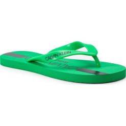 Japonki CALVIN KLEIN - Ff Sandals KM0KM00344 321. Zielone klapki męskie Calvin Klein, z tworzywa sztucznego, bez zapięcia. W wyprzedaży za 139,00 zł.