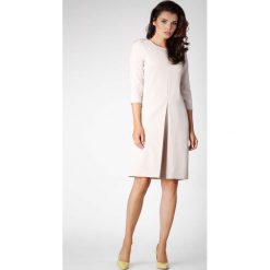 Beżowa Elegancka Prosta Sukienka Koktajlowa z Kontrafałdą. Brązowe sukienki balowe marki Molly.pl, do pracy, l, z okrągłym kołnierzem, midi, oversize. W wyprzedaży za 123,60 zł.